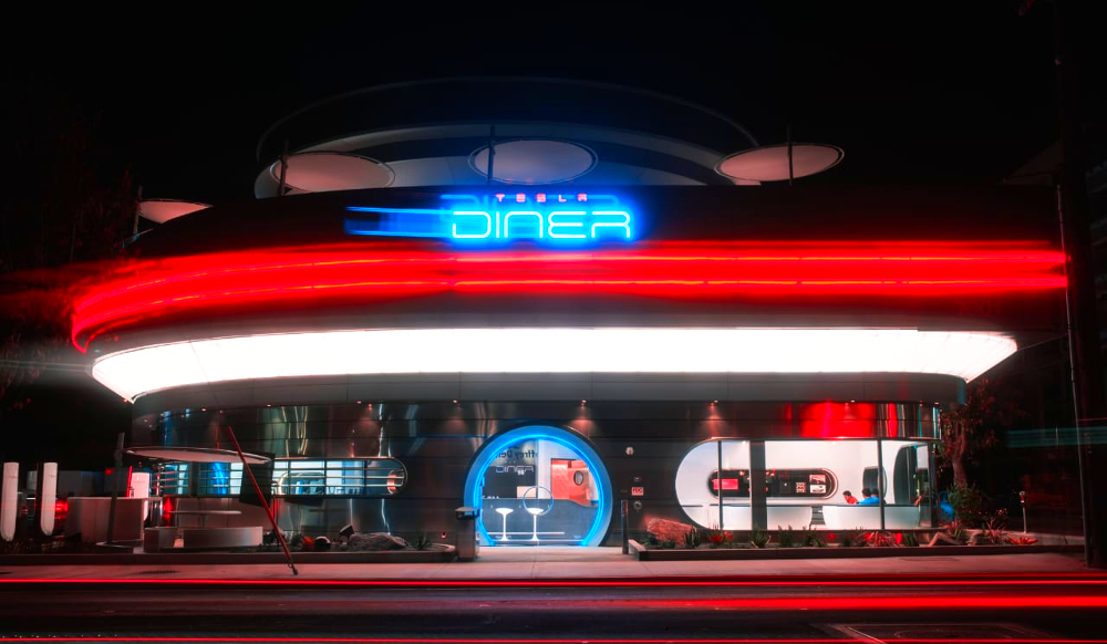 Tesla abre diner futurista en California: comida, carga y robot que reparte palomitas