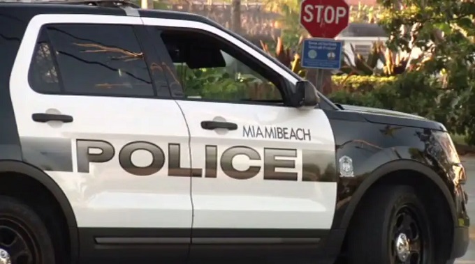 Vehículo Tesla involucrado en un choque  en Miami Beach
