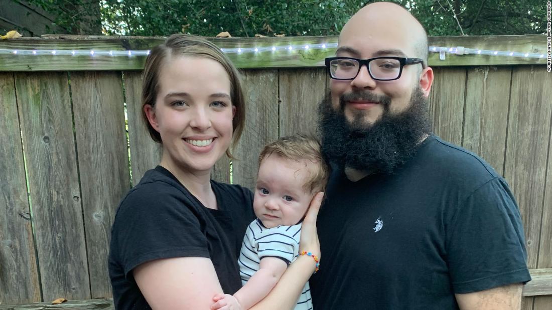 Pareja de Texas rechazada en restaurante por usar mascarillas para cuidar a su bebé inmunodeprimido