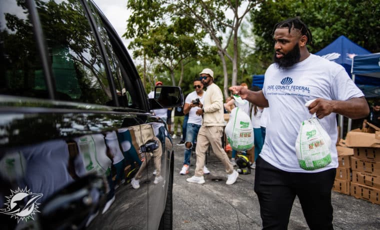 Dolphins y Heat regalaron sonrisas a la comunidad por el Día de Acción de Gracias