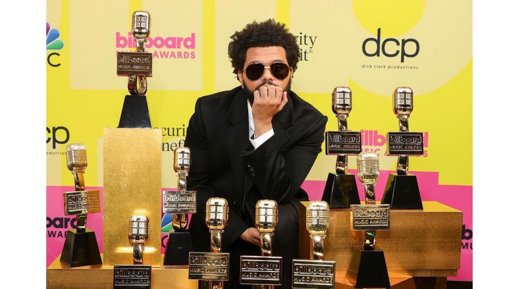 The Weeknd cobró venganza de los Grammy en la gala de los BBMAs 2021