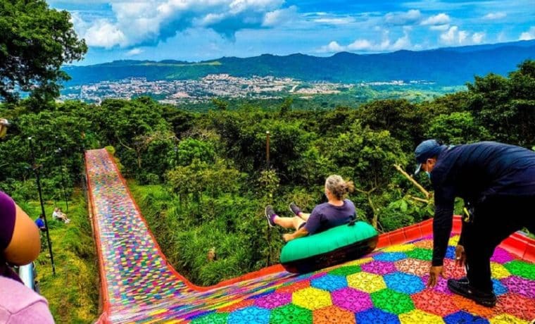 Adrenalina y colores: El tobogán más divertido se esconde en Centroamérica
