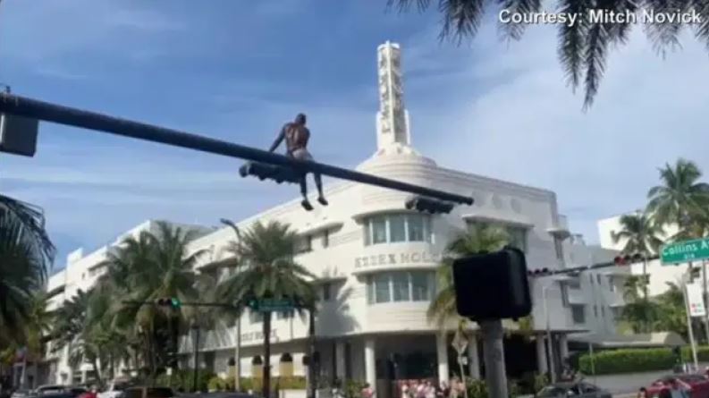 Hombre fue arrestado tras subirse a un semáforo en Miami Beach (Video)