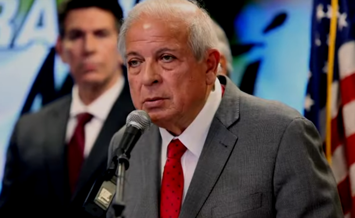 Tomas Regalado, ex alcalde de Miami, dimite como director de Radio y Televisión Martí