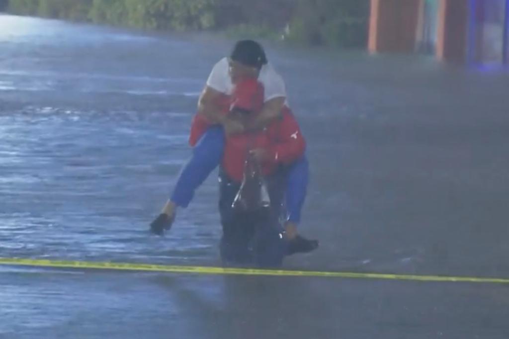 Reportero rescata a una mujer de las inundaciones (+Video)