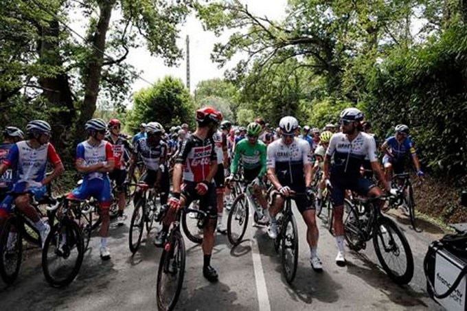 Ciclistas paralizaron momentáneamente el Tour de Francia