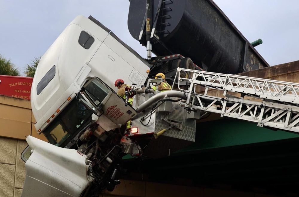 Tractor quedó colgando en salida de la Florida’s Turnpike tras perder el control