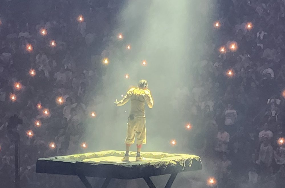 Travis Scott obsequió 5 mil dólares a empleado del Kaseya Center durante su show
