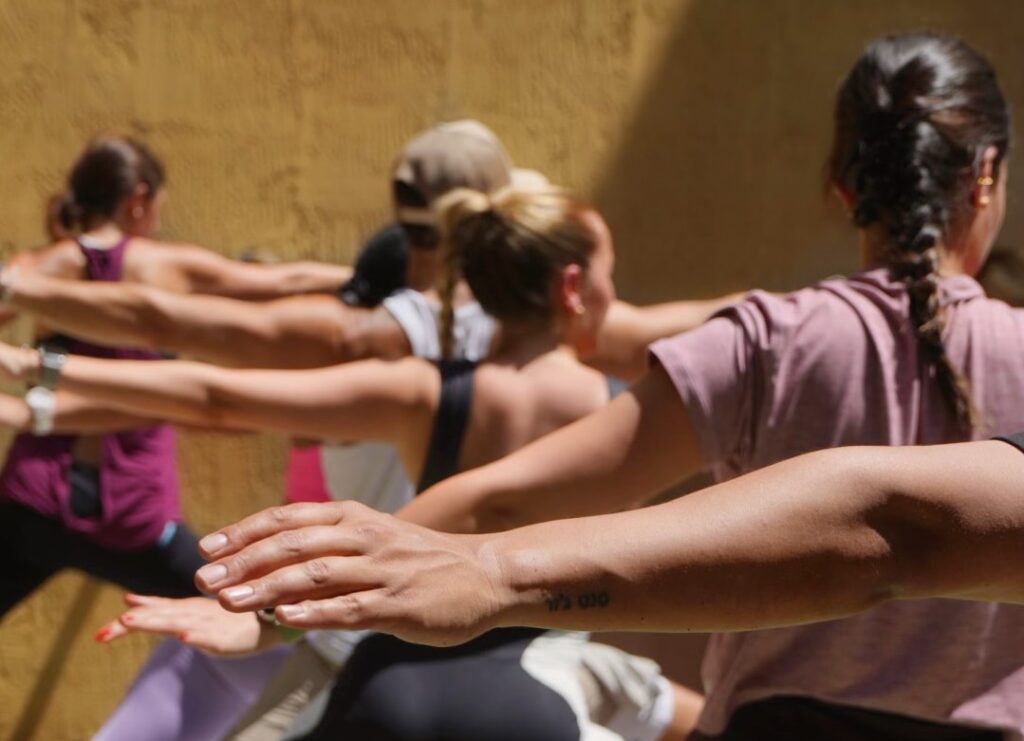 clase de yoga a baneficio de perritos rescatados