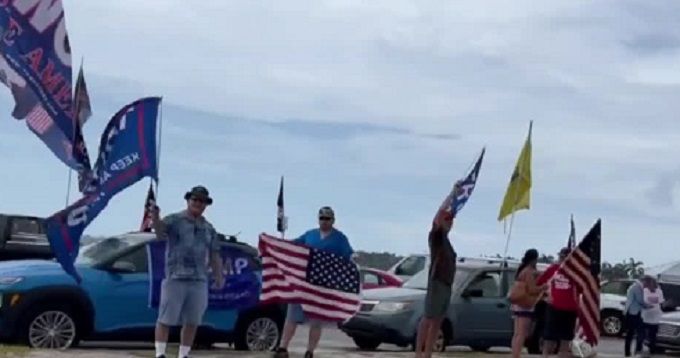 Cientos de vehículos  acudieron a la caravana  en apoyo a Donald Trump en Hialeah
