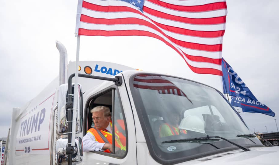 Trump se la batea a Biden: Llega a su mitin en un camión de basura