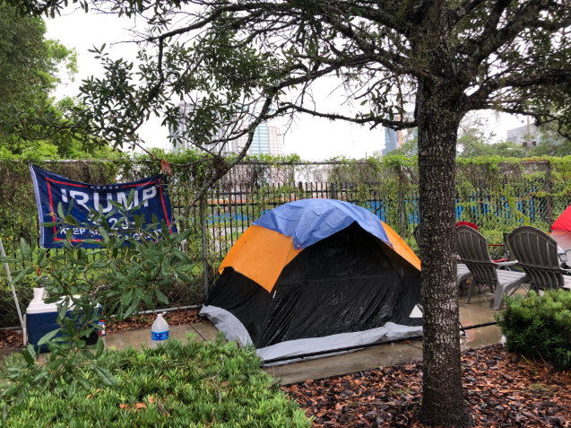 Trumpistas acampan en Orlando