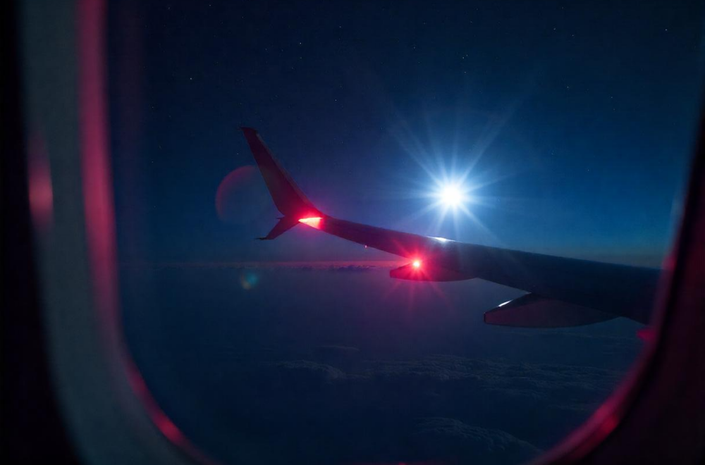 Azafata ve un OVNI durante vuelo a Fort Lauderdale: ¡Lo siguió por 45 minutos!