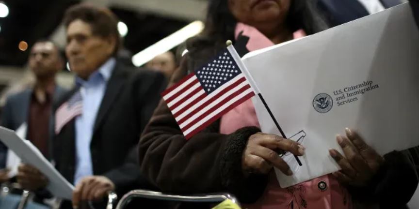 USCIS extendió periodo para que inmigrantes completen información para ‘green card’