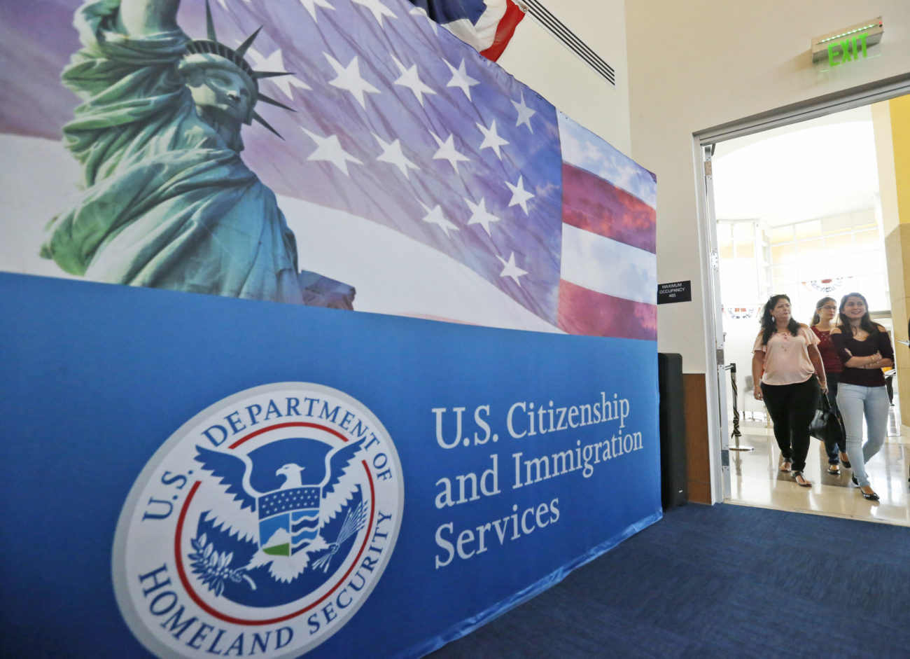 USCIS establece nuevo servicio para informar a inmigrantes sobre sus casos