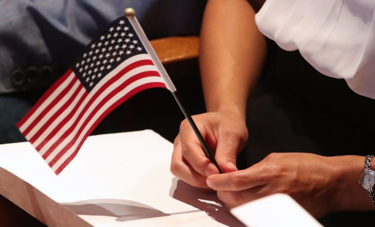 ¿Eres elegible a optar por la ciudadanía? Test de USCIS te ayuda a saberlo