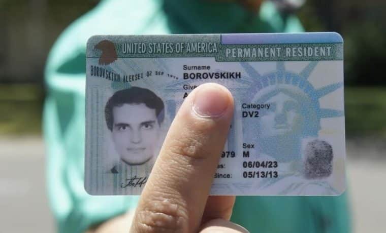 USCIS modifica términos para que extranjeros soliciten la Green Card