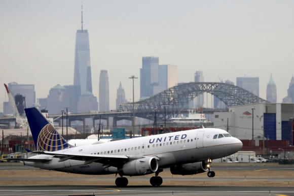 United Airlines lista para despedir a quienes no se vacunaron