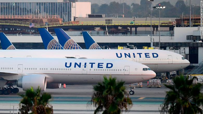 United Airlines evacua avión después que adolescente envió imagen de un arma de juguete a otros pasajeros