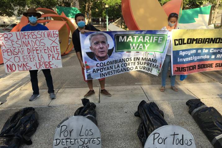 Grupo de colombianos en desacuerdo por llamar a calle de Miami “Alvaro Uribe Way”