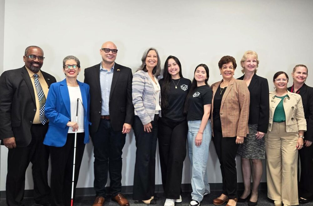 Programa de becas apoyará a estudiantes venezolanos en Miami Dade College