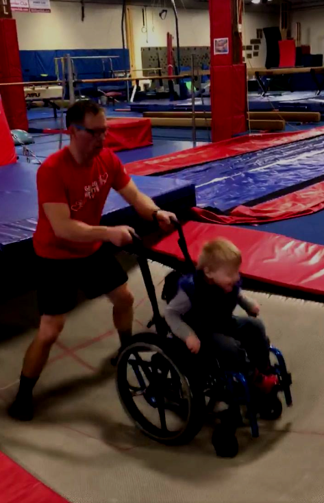 Video de niño en silla de ruedas cautiva corazones de miles de personas en Internet