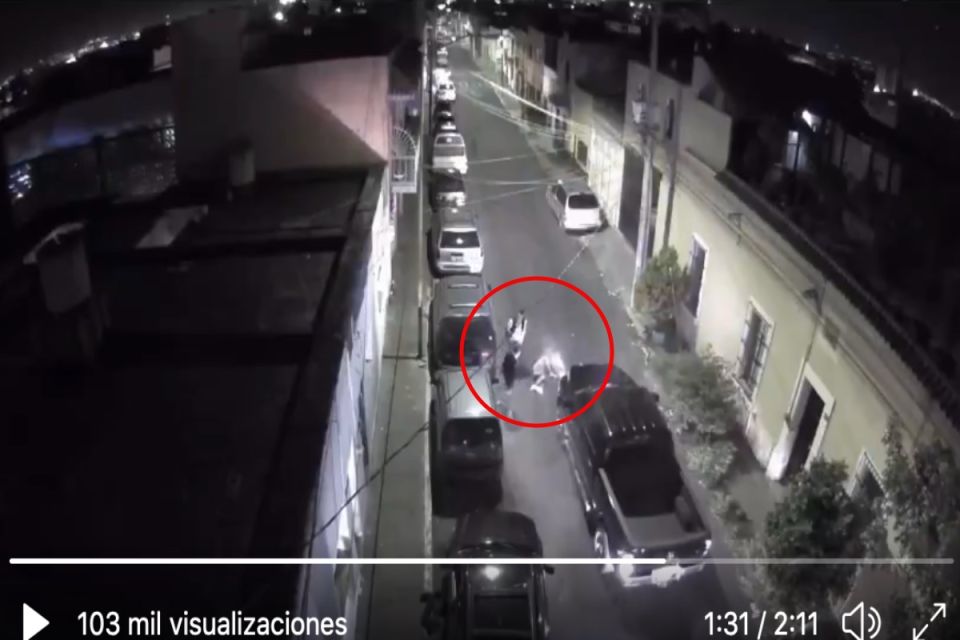 Presuntos policías mexicanos ejecutan un hombre y le aplastan la cabeza con una camioneta (VIDEO)