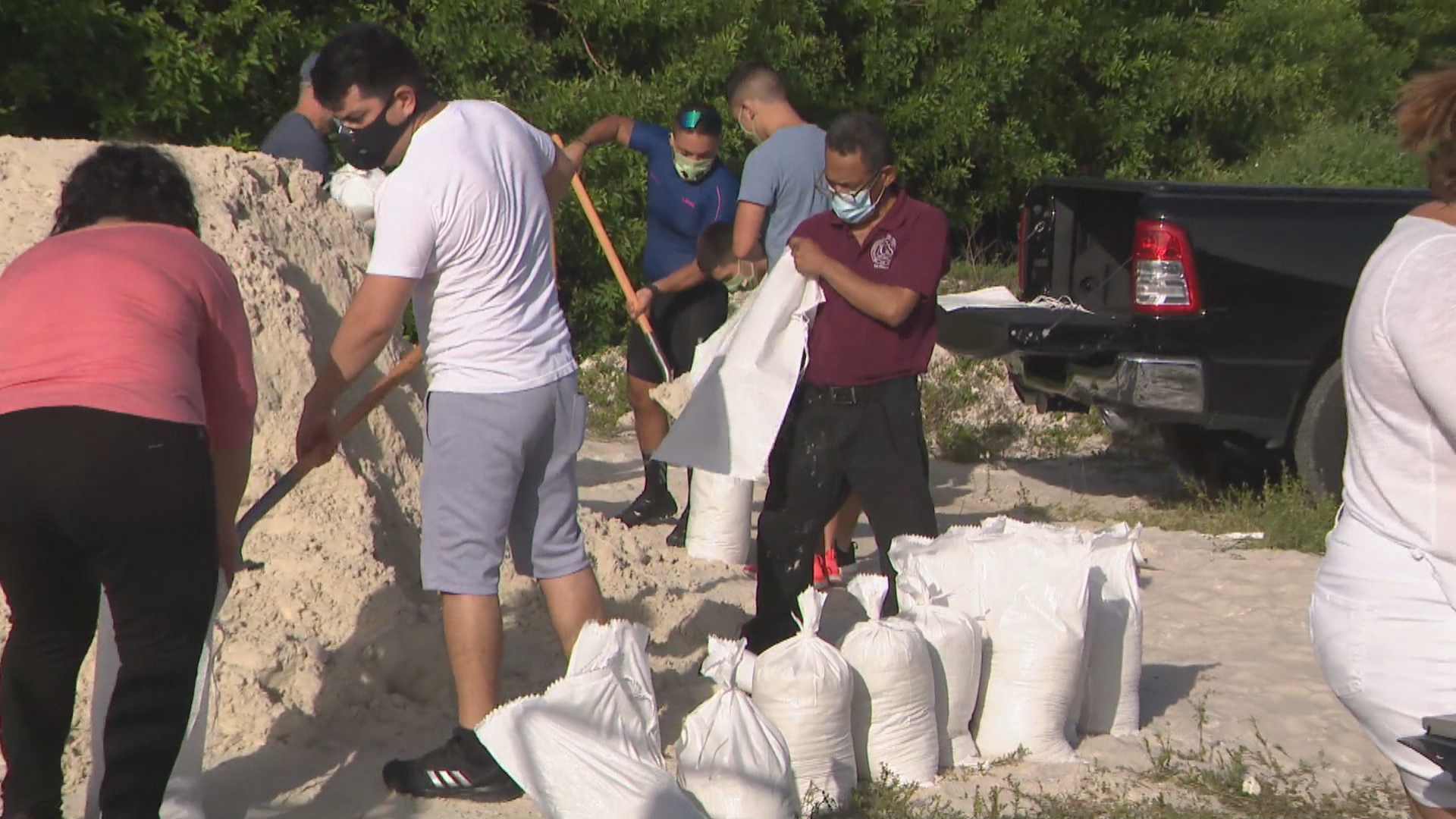 Residentes de Hallandale recibieron más de 1.500 bolsas de arena como precaución ante Isaias