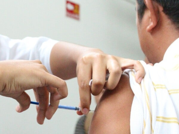 Comienzan pruebas de vacuna en EEUU y España para tratar el coronavirus en humanos