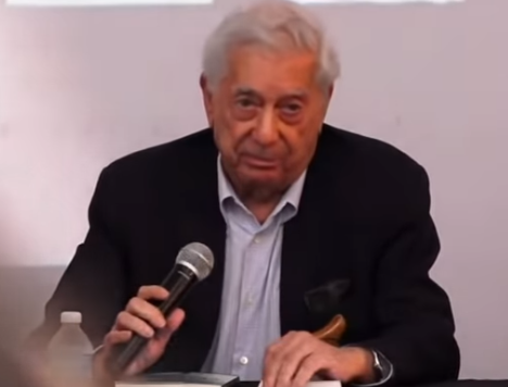 Vargas Llosa siguió escribiendo mientras estaba hospitalizado por Covid