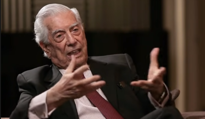 Covid-19: Vargas Llosa está hospitalizado pero “evoluciona favorablemente”