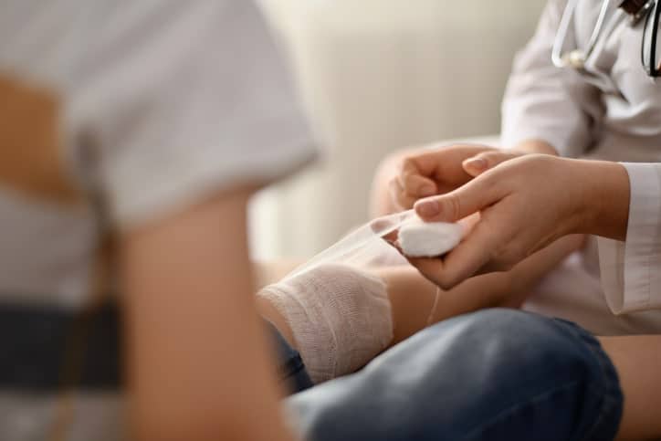 Pareja enfrenta cargos por operar centros de recuperación estética sin licencia en Miami