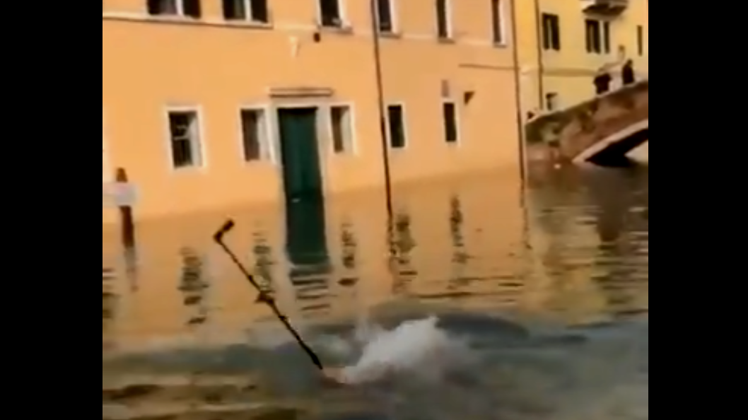 Sujeto disfrazado de Papá Noel se graba en la Venecia inundada y se hace viral en las redes (Video)