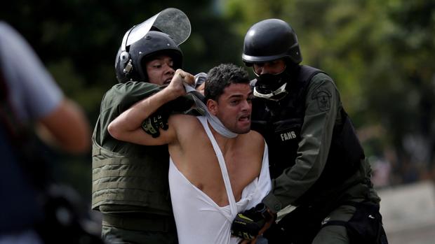 Régimen de Maduro adopta métodos de tortura cubana para reprimir la disidencia
