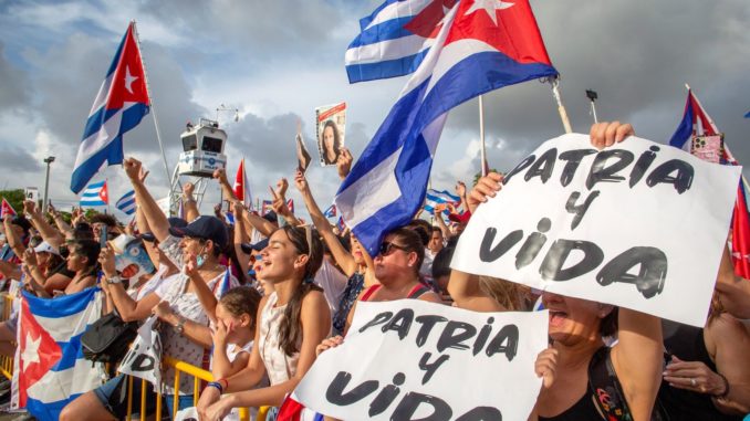 Cubanos en las afueras del Versailles piden libertad para Cuba