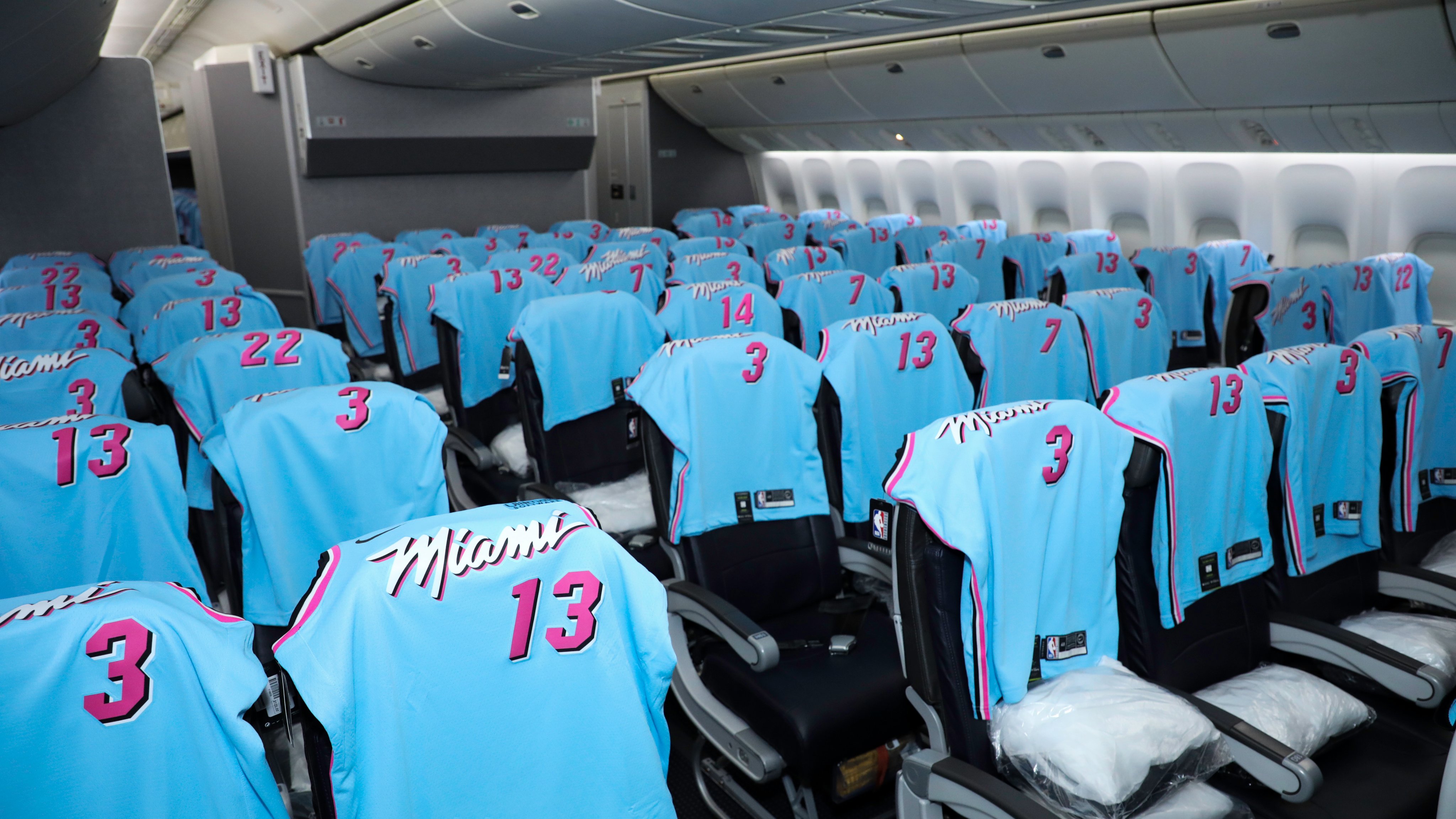 Vuelo de Miami a Madrid regaló camisetas «ViceWave» del Miami Heat a pasajeros
