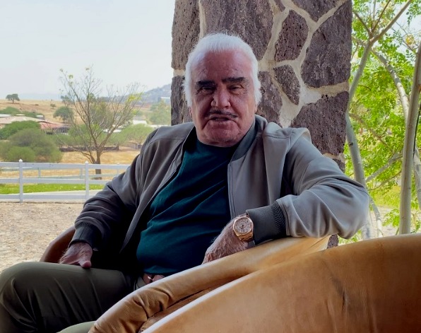 Vicente Fernández es alimentado por una sonda especial
