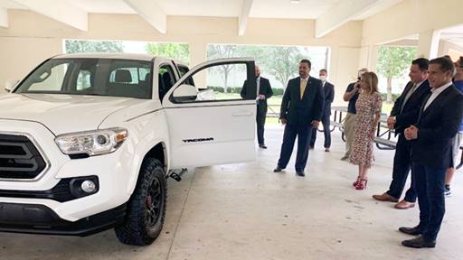 Honran al Director del Año Rafael Villalobos con el arrendamiento gratuito de una lujosa camioneta