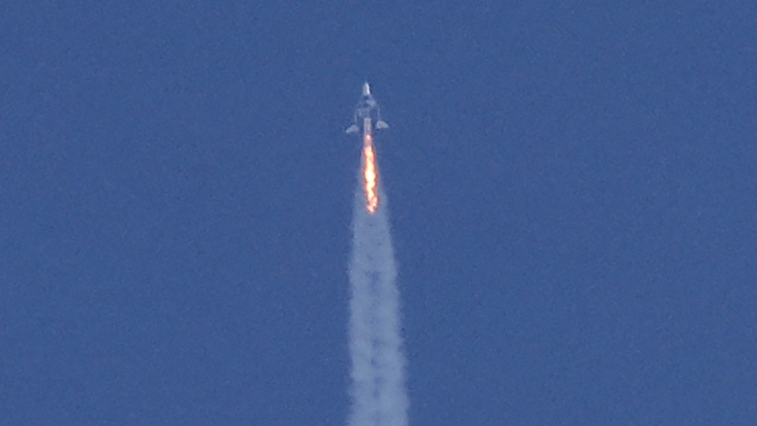 Nave Virgin Galactic se desvía en primer vuelo espacial