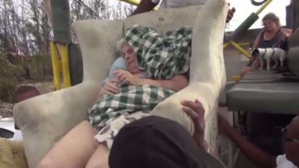 Bahanameña de 85 años sobrevivió a Dorian flotando en un sillón durante 3 días (Video)