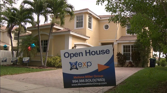 Aumento de precios de las viviendas mantiene el mercado inmobiliario en Miami al rojo vivo