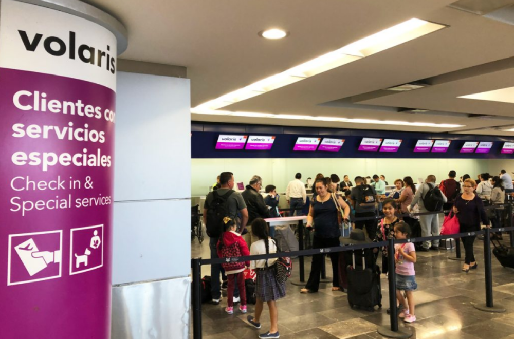 Pasajero bromea con tener una bomba en aeropuerto de Miami y termina tras las rejas