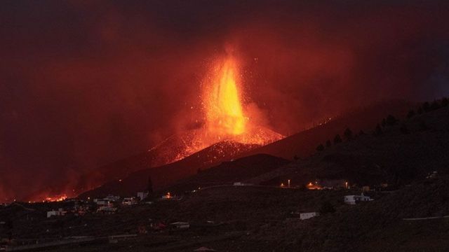 Suspenden vuelos por erupción del volcán Cumbre Vieja en España