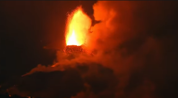 El cono principal del volcán de La Palma se derrumba parcialmente