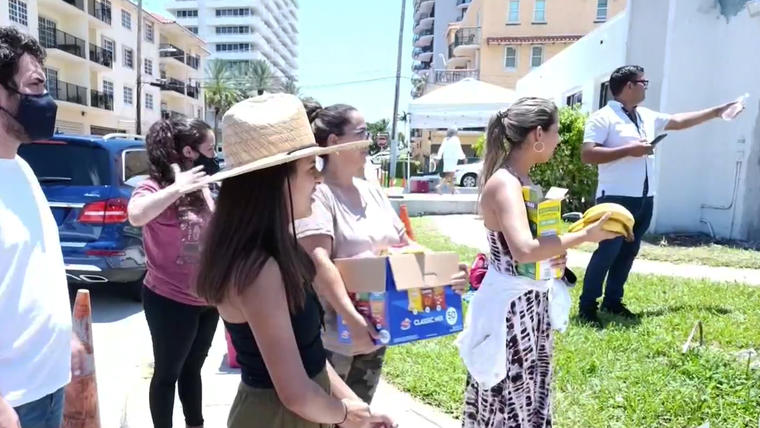 Miles de voluntarios ayudan con agua y comida a los socorristas de Surfside