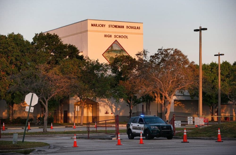 FBI acude a secundaria de Broward para investigar falsa amenaza de bomba