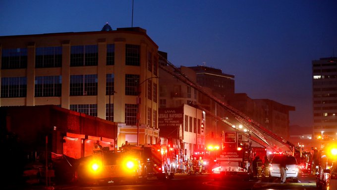 ¡Voraz incendio! 12 bomberos se recuperan después de una explosión en Los Ángeles (video)