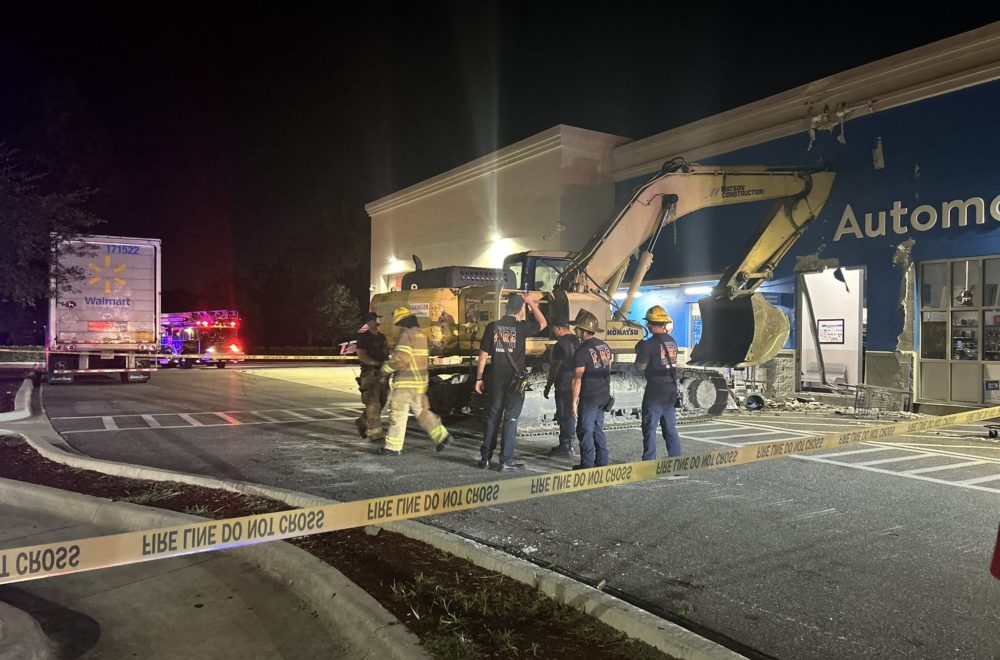 Hombre robó excavadora y destrozó un Walmart en Florida