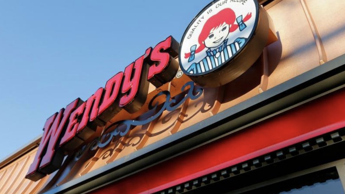 Gerente de Wendy’s vierte aceite caliente sobre cliente