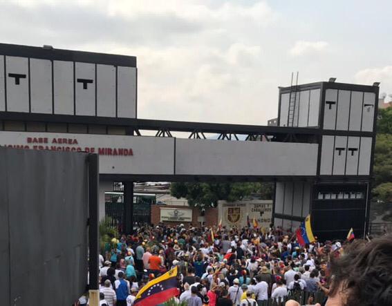 Venezolanos atienden llamado de Guaidó y salen a la calle